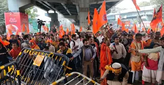 দিল্লির পর কলকাতায় ব্যারিকেড ভেঙে বাংলাদেশ উপহাইকমিশনে প্রবেশের চেষ্টা